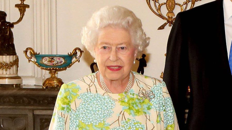 Queen Elizabeth II. nahm die Hilfe beim Dreh des Paddington-Bär-Sketches dankend an. (ili/spot)