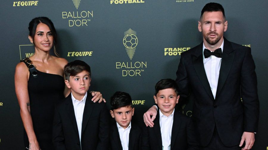 Was für eine schöne Familie: Lionel Messi brachte zur Preisverleihung in Paris nicht nur seine Frau, sondern auch die drei Söhne mit. (ae/spot)