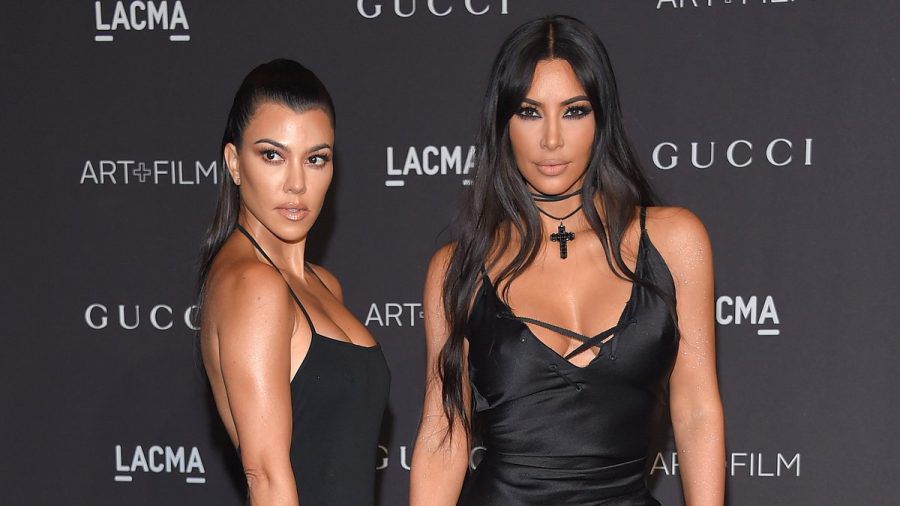 Kourtney (l.) und Kim Kardashian fielen zuletzt durch einen heftigen Streit bei "The Kardashians" auf. (ae/spot)