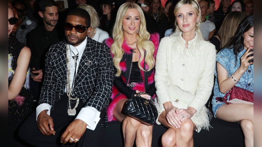 In der Front Row bei Chanel: Paris (Mitte) und Nicky Hilton. Neben ihnen sitzt Pop-Star Usher. (sb/spot)