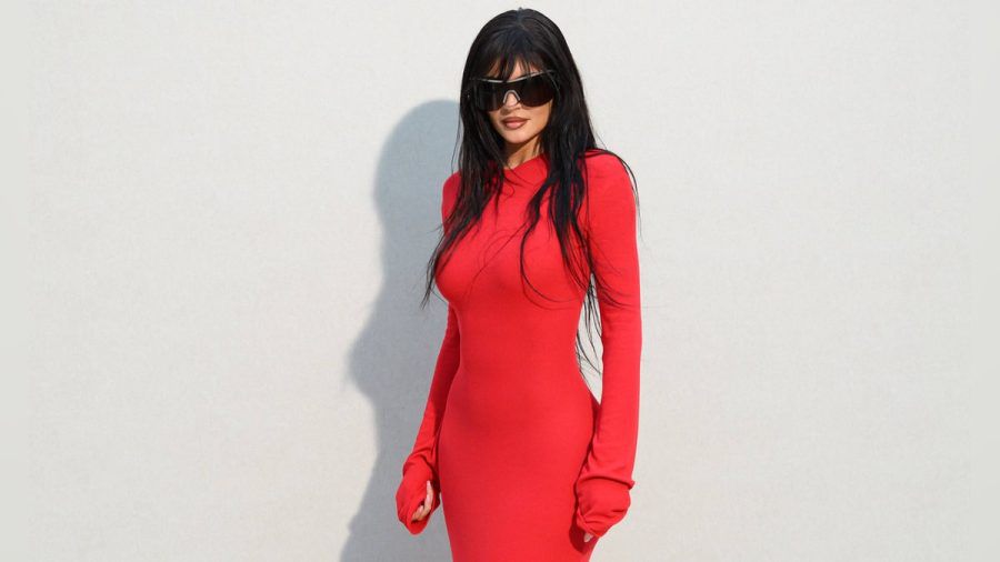 Influencerin und Unternehmerin Kylie Jenner setzte bei dem Besuch einer Fashion Show in Paris bereits auf die Trendfarbe Rot. (the/spot)