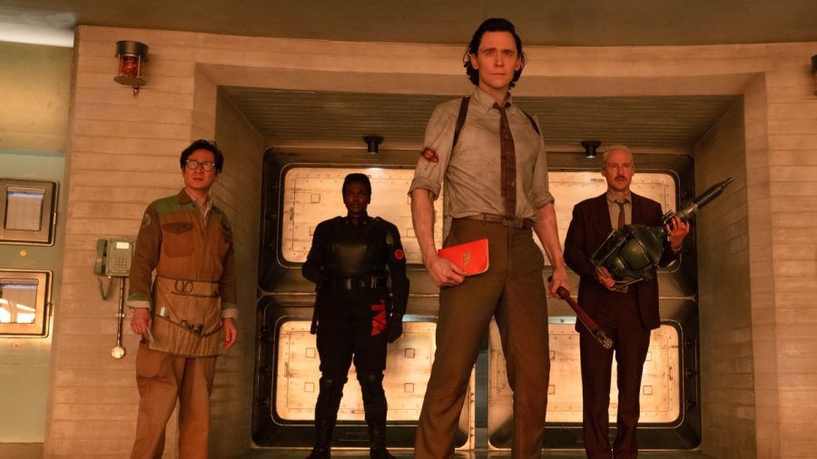 Tom Hiddleston (M.) als Marvel-Antiheld Loki. (stk/spot)