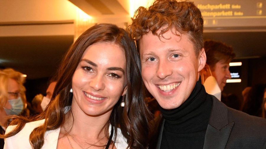 Renata und Valentin Lusin freuen sich nach drei Fehlgeburten auf ihr erstes Kind. Die Tänzerin ist erneut schwanger - im fünften Monat. (ae/spot)