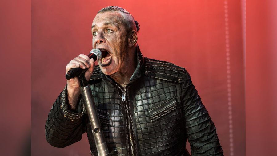 Rammstein-Frontmann Till Lindemann bei einem Auftritt. (hub/spot)