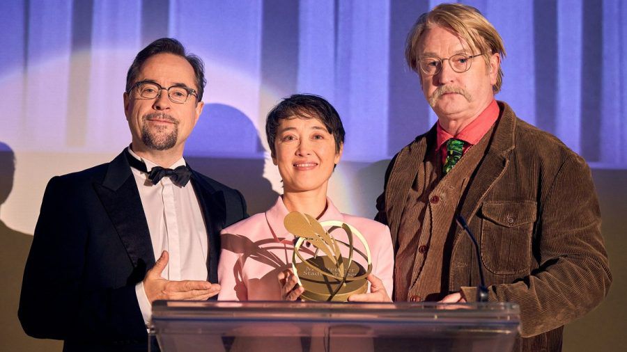 Professor Boerne (Jan Josef Liefers, l.), die Oberbürgermeisterin der Stadt Münster (Nicola Gründel) und Autor Stan Gold (Detlev Buck) in "Tatort: Der Mann, der in den Dschungel fiel". (wue/spot)