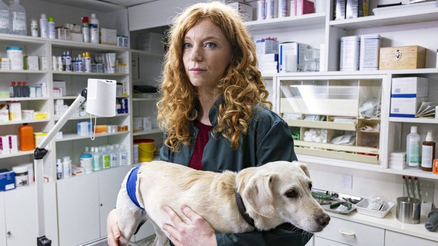"Nord bei Nordwest: Wilde Hunde": Jule Christiansen (Marleen Lohse) mit einem tierischen Patienten. (cg/spot)