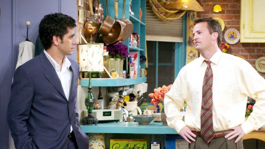 John Stamos (l.) und Matthew Perry standen 2003 für die "Friends"-Episode "Der Sperminator (The One With The Donor)" vor der Kamera. (ncz/spot)