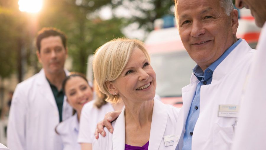 "In aller Freundschaft": Dr. Kathrin Globisch (Andrea Kathrin Loewig) und Dr. Roland Heilmann (Thomas Rühmann) freuen sich auf ihren Dienst in der Sachsenklinik. (ili/spot)