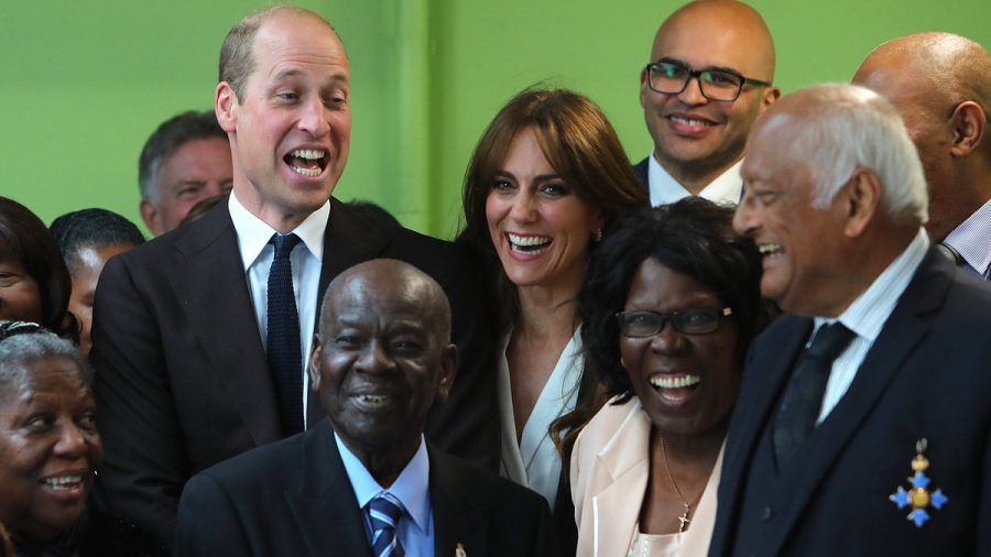 Da müssen alle lachen: Prinz William sorgt beim Gruppenfoto für Erheiterung. (ae/spot)