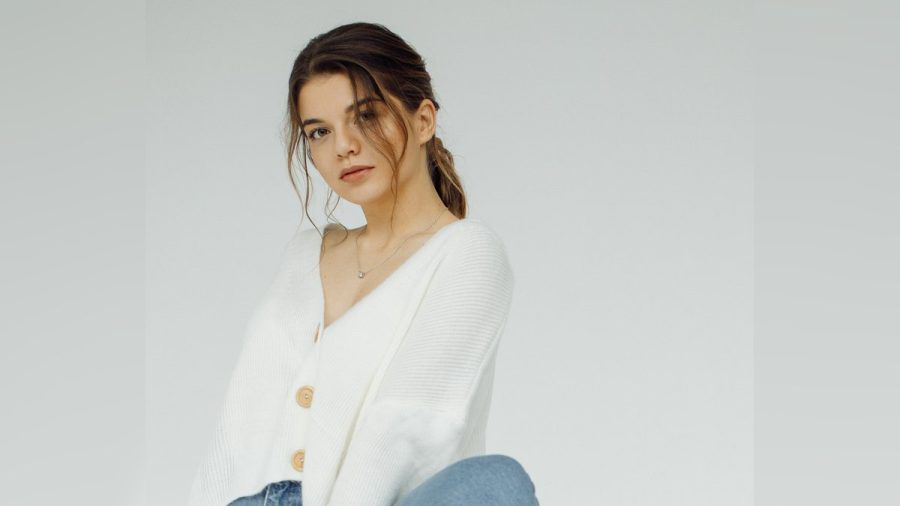 Quiet Luxury ist im Herbst 2023 ein großes Thema: Kuschelige, elegante Strickjacken fügen sich in diesen Trend ein. (the/spot)