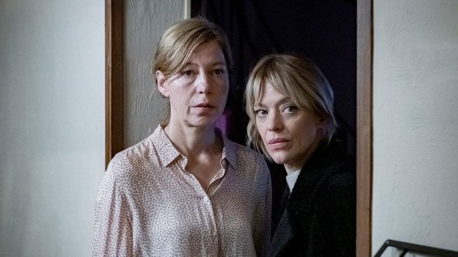 "Tatort: Aus dem Dunkel": Auf perfide Weise hat der Stalker auch Maja (Jule Böwe, l.) in sein Bedrohungsszenario hineingezogen. (cg/spot)