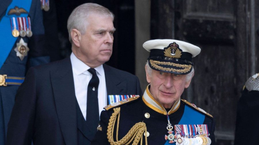 Prinz Andrew (l.) und sein Bruder, König Charles III., scheinen ihren Streit beigelegt zu haben. (dr/spot)