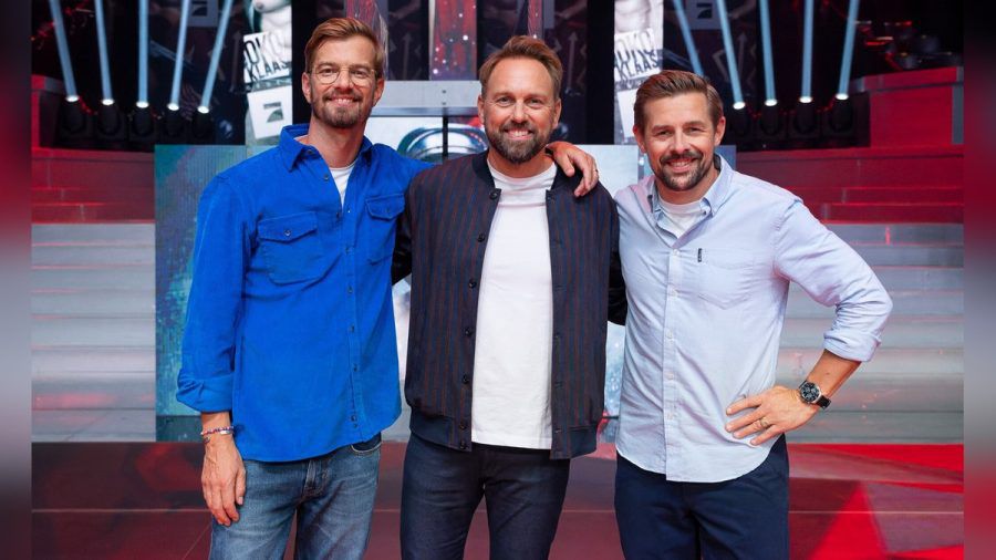 Moderator Steven Gätjen flankiert von Joko Winterscheidt (l.) und Klaas Heufer-Umlauf. (stk/spot)