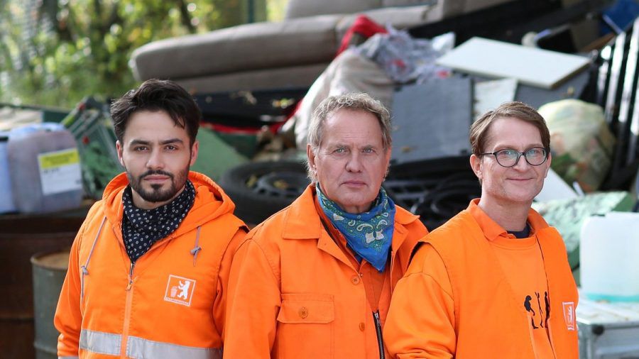 "Die Drei von der Müllabfuhr - Altlasten": Das eingespielte Trio Tarik (Aram Arami, l.), Werner (Uwe Ochsenknecht, m.) und Ralle (Jörn Hentschel). (hub/spot)