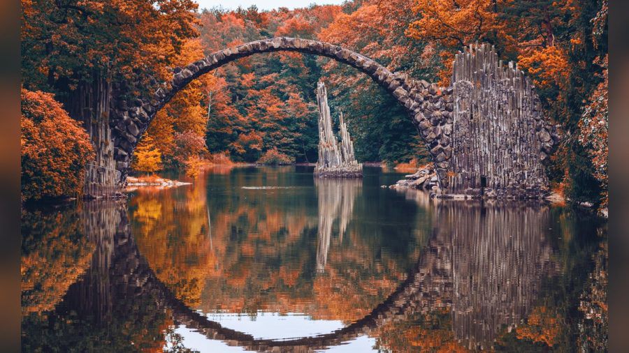 Nicht nur im Herbst ein schöner Anblick: die Rakotzbrücke in Sachsen. (hub/spot)