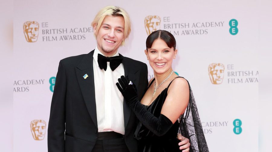 Das Schauspielerpaar Jake Bongiovi und Millie Bobby Brown ist seit 2021 liiert und seit April verlobt. (ae/spot)