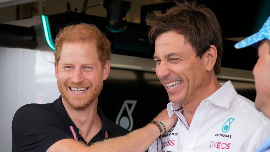 Strahlende Gesichter: Prinz Harry unterhielt sich am Rande der Rennstrecke auch mit Mercedes-Motorsportchef Toto Wolff. (ae/spot)