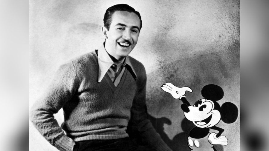 Walt Disney mit seiner wohl berühmtesten Erfindung: Micky Maus. (stk/spot)