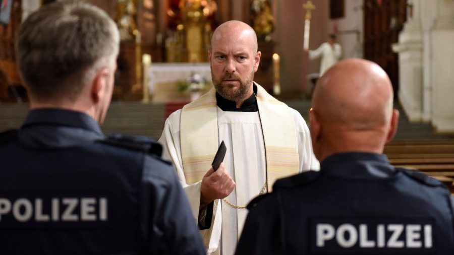 "Himmel, Herrgott, Sakrament": Gerät Pfarrer Hans Reiser (Stephan Zinner) etwa schon an seinem ersten Tag mit dem Gesetz in Konflikt? (ili/spot)