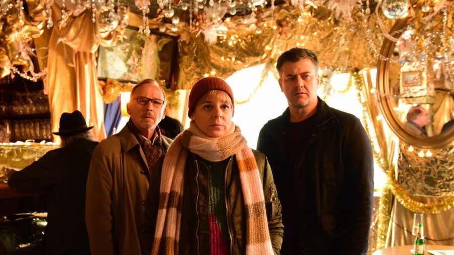 "München Mord: Schwarze Rosen": Die Kommissare Ludwig Schaller (Alexander Held, l.), Angelika Flierl (Bernadette Heerwagen) und Harald Neuhauser (Marcus Mittermeier) schauen sich im Gloria's um. (cg/spot)