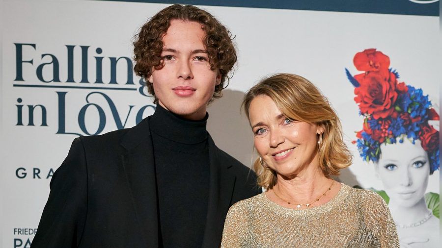 Tina Ruland mit ihrem Sohn bei der Premiere von "Falling | In Love" im Friedrichstadt-Palast Berlin. (hub/spot)