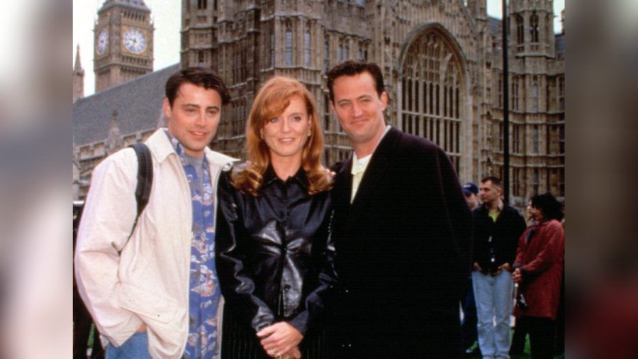 Sarah Ferguson mit Matthew Perry (r.) und Matt LeBlanc am Set von "Friends". (smi/spot)