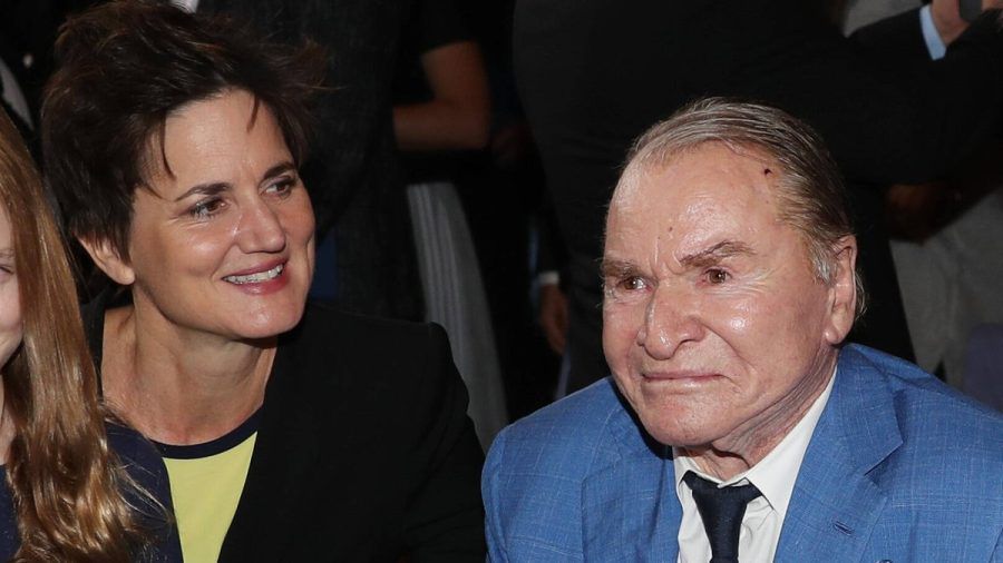 Fritz Wepper und seine Frau Susanne Kellermann bei der Verleihung des Bayerischen Verdienstordens an den Schauspieler im Jahr 2022. (ili/spot)