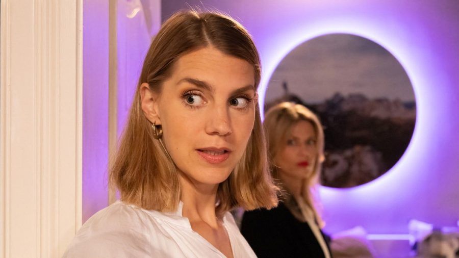 "Unter uns": Stella (l.) setzt es zu, dass ihre Mutter Patrizia nach all den Jahren wieder in ihrem Leben auftaucht. (cg/spot)