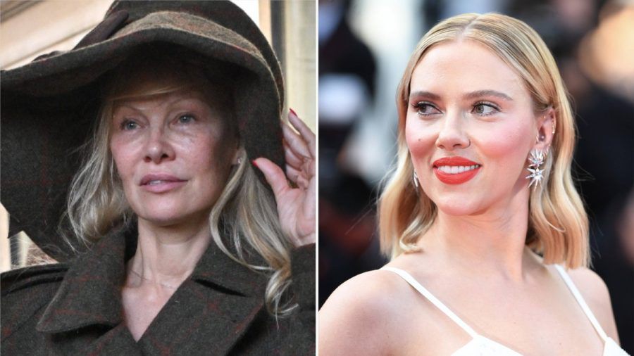Scarlett Johansson (r.) bewundert Pamela Andersons "No-Make-up"-Auftritt bei der Pariser Fashion Week 2023. (juw/spot)
