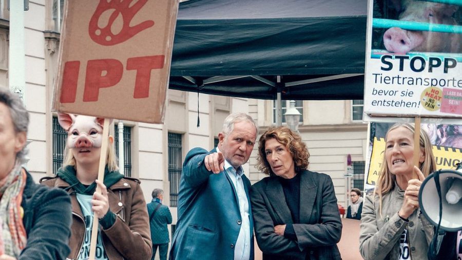 Das Wiener "Tatort"-Team Eisner und Fellner (Harald Krassnitzer und Adele Neuhauser) mit den Aktivisten der "Iniative Pro Tier" (tj/spot)