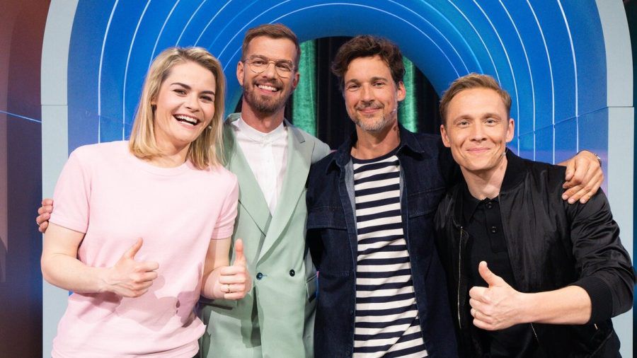 Joko Winterscheidt (2.v.l.) muss seine Show dieses Mal gegen Hazel Brugger, Florian David Fitz und Matthias Schweighöfer (r.) verteidigen. (ae/spot)