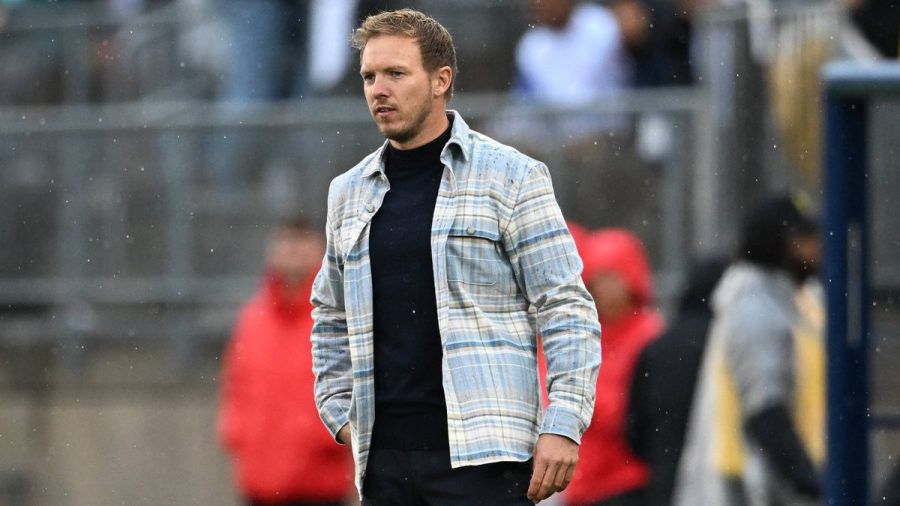 Julian Nagelsmann in seinem bemerkenswerten Outfit im ersten Spiel als Bundestrainer. (dr/spot)