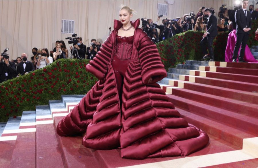 Gigi Hadid enters the 2022 Met Gala - Getty BangShowbiz