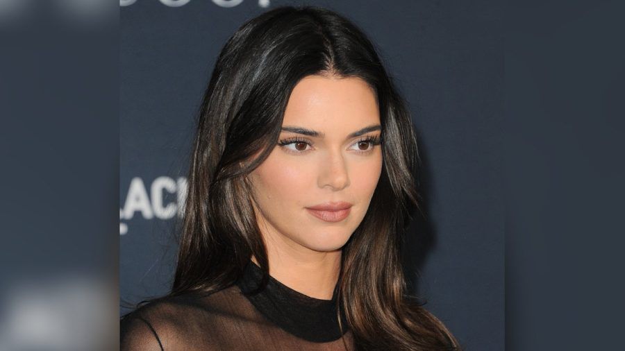 "Quiet Luxury" ist im Herbst 2023 Trend: Kendall Jenner trägt ihr Haar perfekt frisiert. (the/spot)