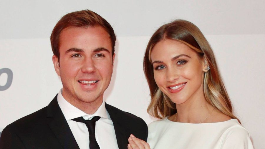 Ann-Kathrin und Mario Götze sind mit dem Baby daheim. (ili/spot)