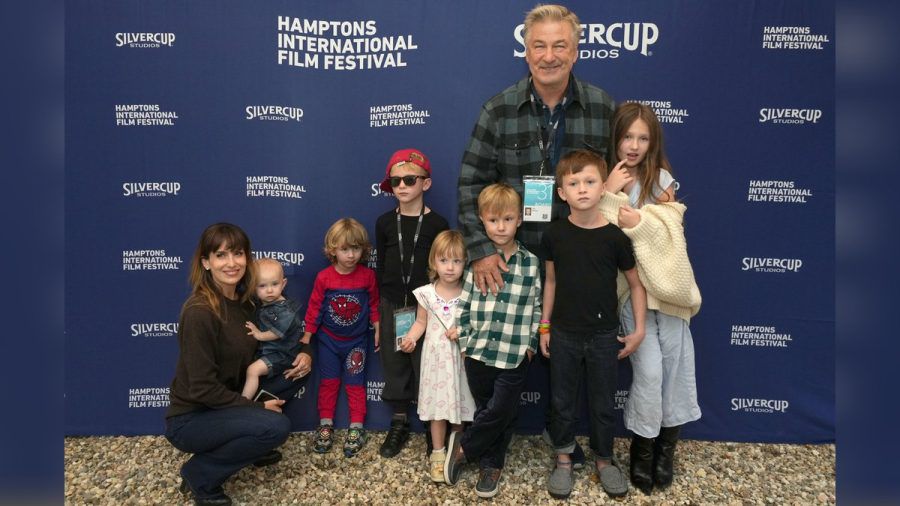 Alec und Hilaria Baldwin mit ihren Kindern auf dem Hamptons International Film Festival 2023. (juw/spot)