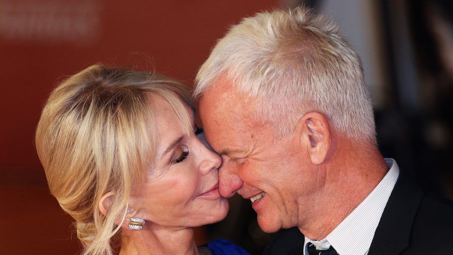 Einfach süß: Sting und Ehefrau Trudie strahlten nur so vor Glück und tauschten immer wieder Zärtlichkeiten aus. (joeka/spot)