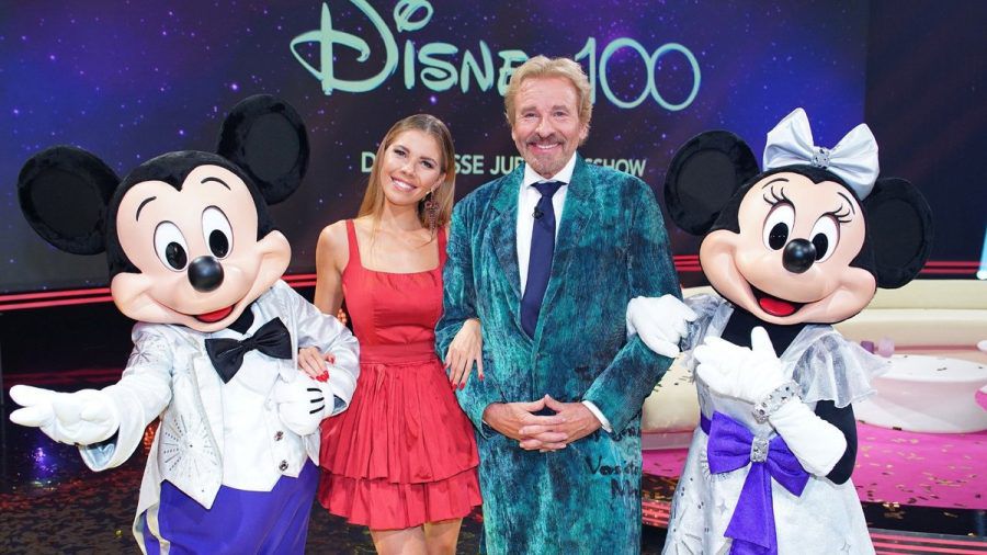Thomas Gottschalk und Victoria Swarovski und die Ehrengäste Micky und Minnie Maus laden zum Gala-Abend "Disney 100 - Die große Jubiläumsshow". (ili/spot)