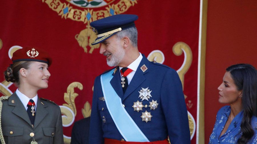 Prinzessin Leonor von Spanien mit ihren Eltern bei der Militärparade zum spanischen Nationalfeiertag. (the/spot)