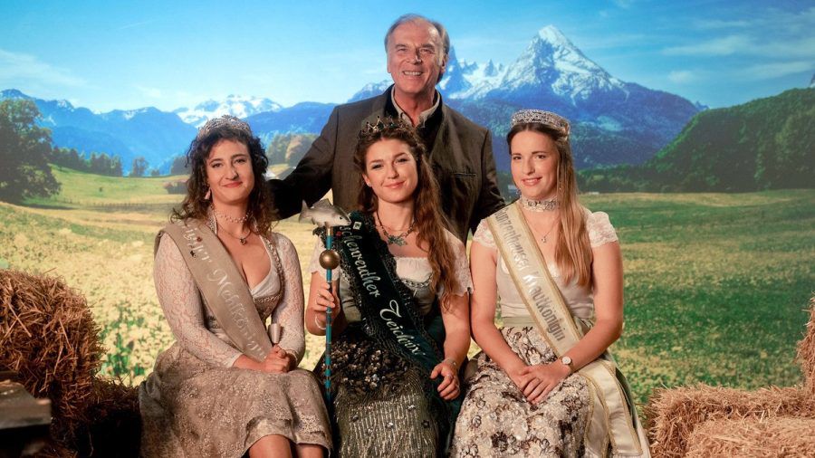 "Tatort: Königinnen": Josef Gehrling (Wolfgang Fierek) und die Altöttinger Mehlkönigin (Corinna Blädel, links), die Tirschenreuther Teichnixe (Franziska Wagner, Mitte) und die Gunzenhausener Krautkönigin (Corinna Grimmeißen). (nah/spot)