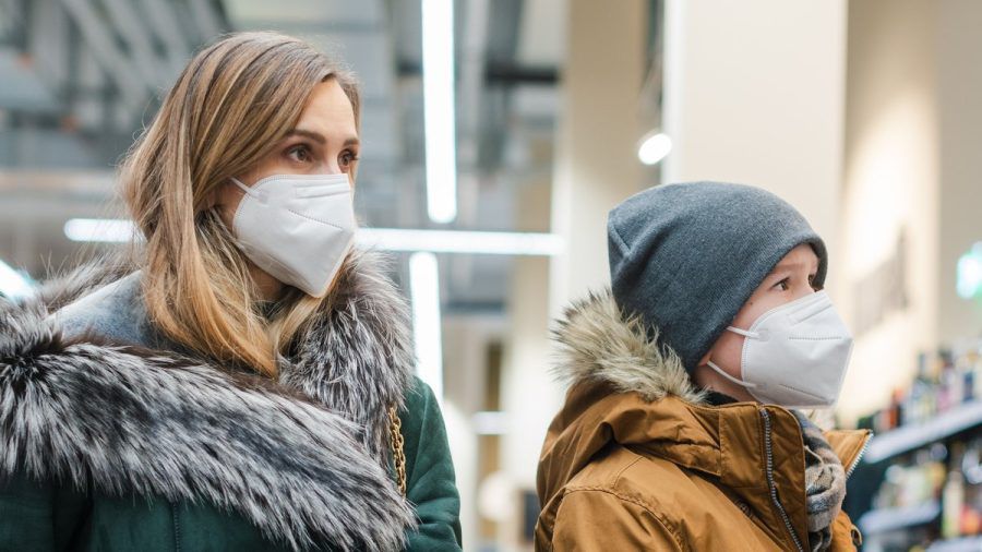 Die Münchner Kliniken raten "von O bis O" zum Tragen einer Maske in geschlossenen, öffentlichen Räumen. (dr/spot)