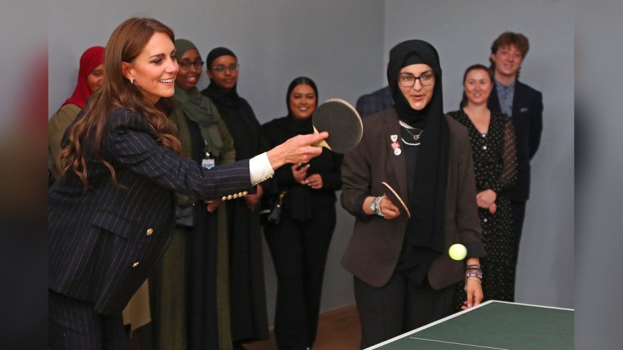 Machte bei einer Partie Tischtennis eine gute Figur: Prinzessin Kate bei ihrem aktuellen Besuch in Cardiff. (dr/spot)