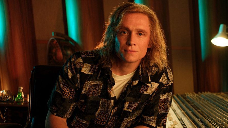 Matthias Schweighöfer als Frank Farian im Milli-Vanilli-Biopic "Girl You Know It's True". (dr/spot)