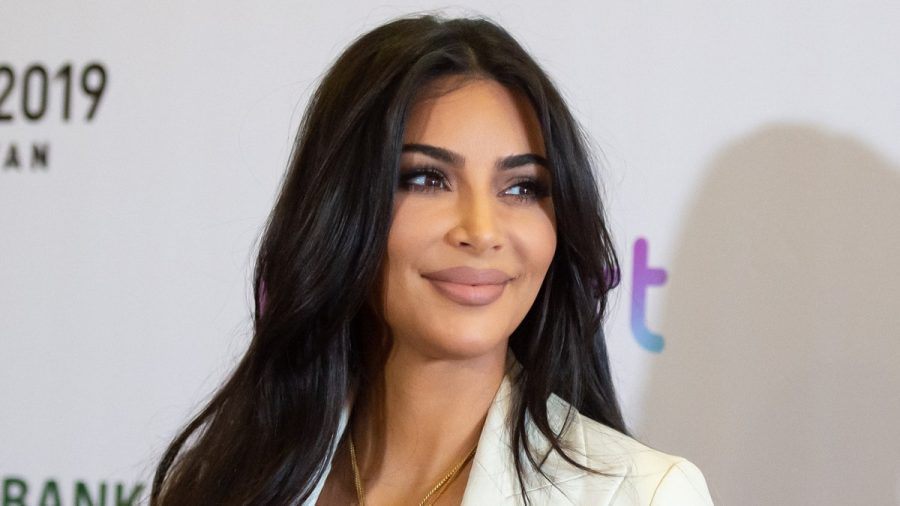 Kim Kardashian weiß, wie sie Fans auf ihre Modemarke aufmerksam machen kann. (jom/spot)