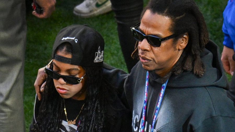 Blue Ivy Carter gemeinsam mit ihrem Vater Jay-Z beim Super Bowl im Februar 2023. (the/spot)