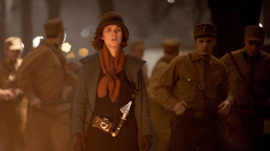 "Babylon Berlin": Charlotte Ritter (Liv Lisa Fries) beobachtet die Straßenkämpfe in der Innenstadt. (cg/spot)