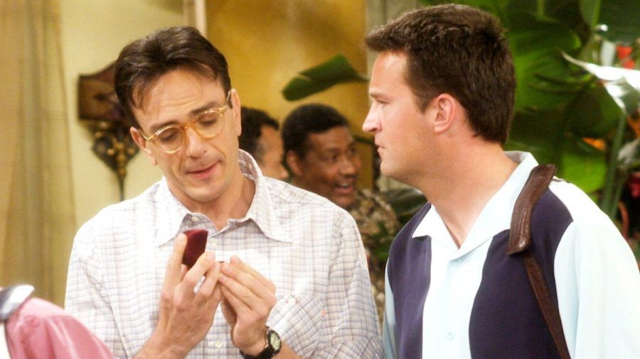 Nicht nur Kollegen, auch echte Freunde: Hank Azaria und Matthew Perry (r.) in "Friends". (wue/spot)