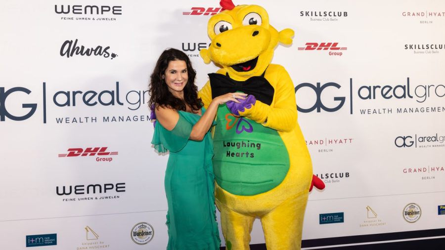 Mariella Ahrens mit Maskottchen bei der "Laughing Hearts"-Charity-Gala in Berlin. (obr/spot)