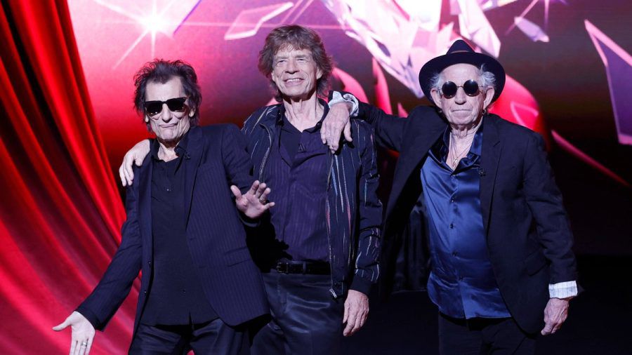 Ronnie Wood, Mick Jagger und Keith Richards (v.l.) haben es wieder geschafft und erneut die Charts-Spitze erklommen. (wue/spot)