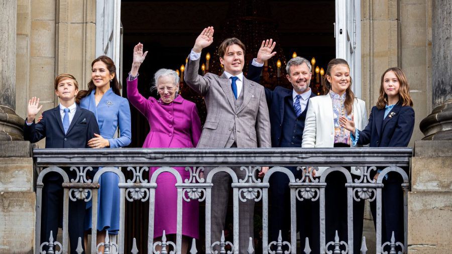 Prinz Christian (Mitte) mit seiner Familie auf dem Balkon des Palastes. (hub/spot)